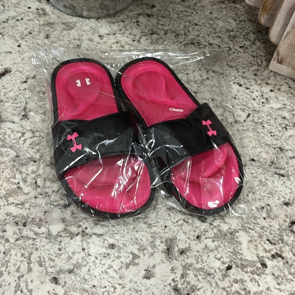 Under Armour Kids size 2  Black and Pink Slide Sandals Worn very little